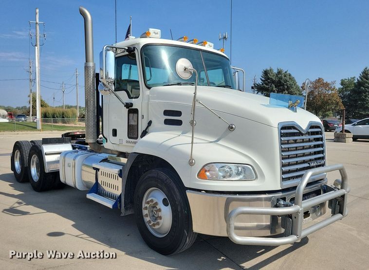 image for item IQ9940 2015 Mack CXU613  semi truck