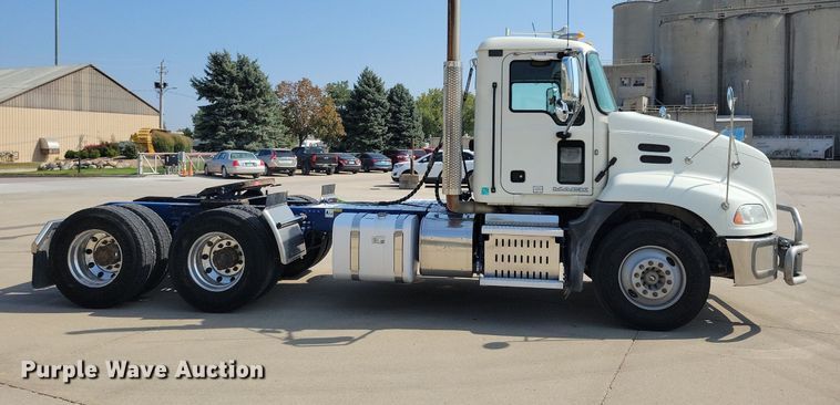 image for item IQ9940 2015 Mack CXU613  semi truck