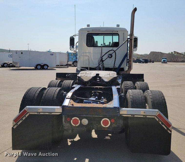 image for item IQ9940 2015 Mack CXU613  semi truck