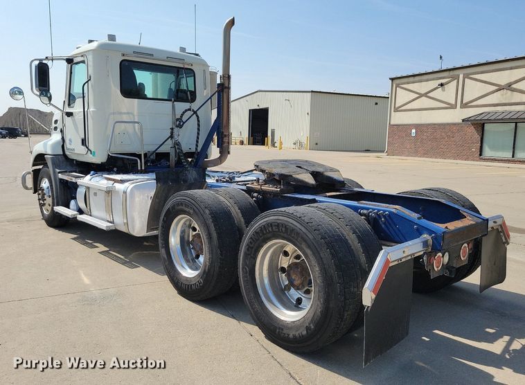 image for item IQ9940 2015 Mack CXU613  semi truck