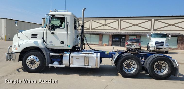 image for item IQ9940 2015 Mack CXU613  semi truck
