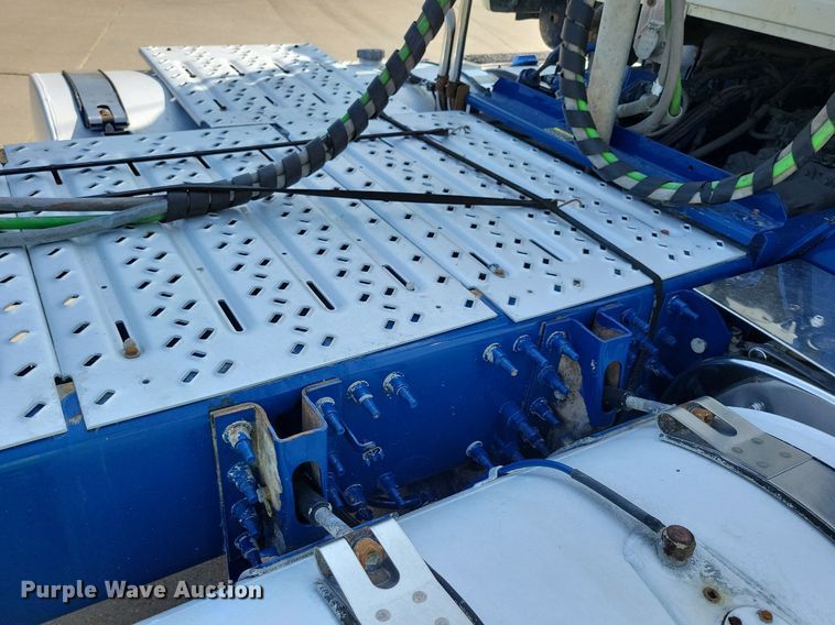 image for item IQ9940 2015 Mack CXU613  semi truck