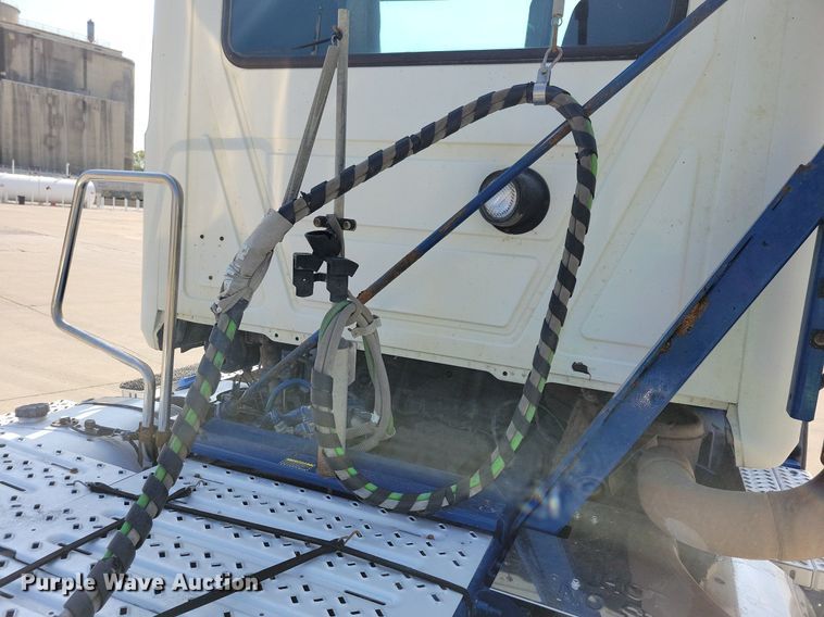 image for item IQ9940 2015 Mack CXU613  semi truck