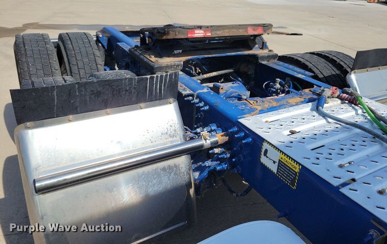 image for item IQ9940 2015 Mack CXU613  semi truck