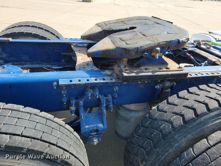 image for item IQ9940 2015 Mack CXU613  semi truck