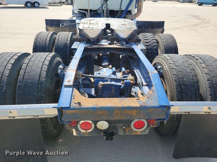 image for item IQ9940 2015 Mack CXU613  semi truck