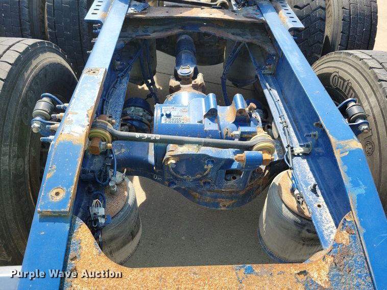 image for item IQ9940 2015 Mack CXU613  semi truck