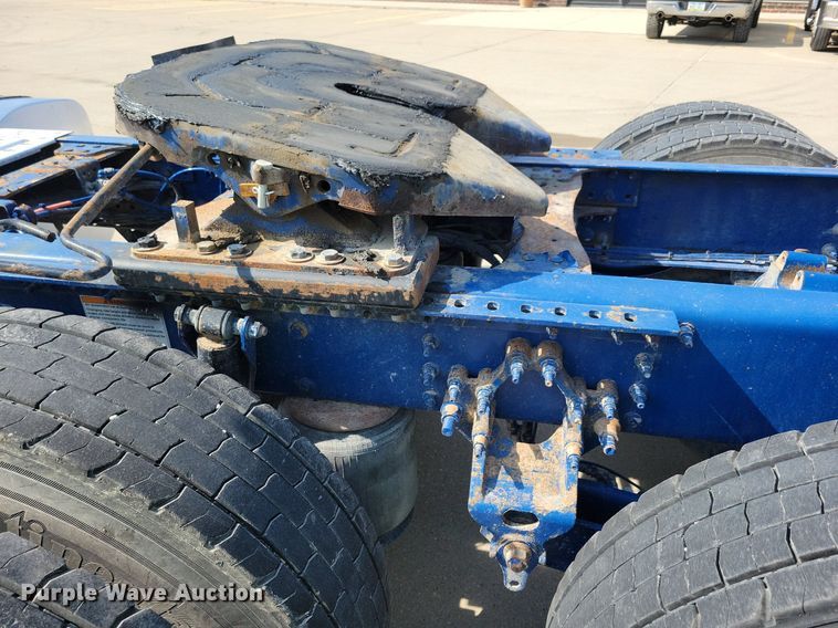 image for item IQ9940 2015 Mack CXU613  semi truck