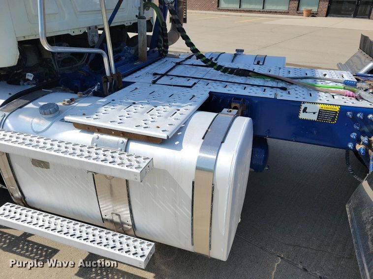 image for item IQ9940 2015 Mack CXU613  semi truck