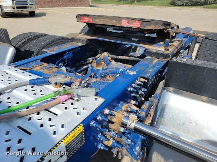 image for item IQ9940 2015 Mack CXU613  semi truck