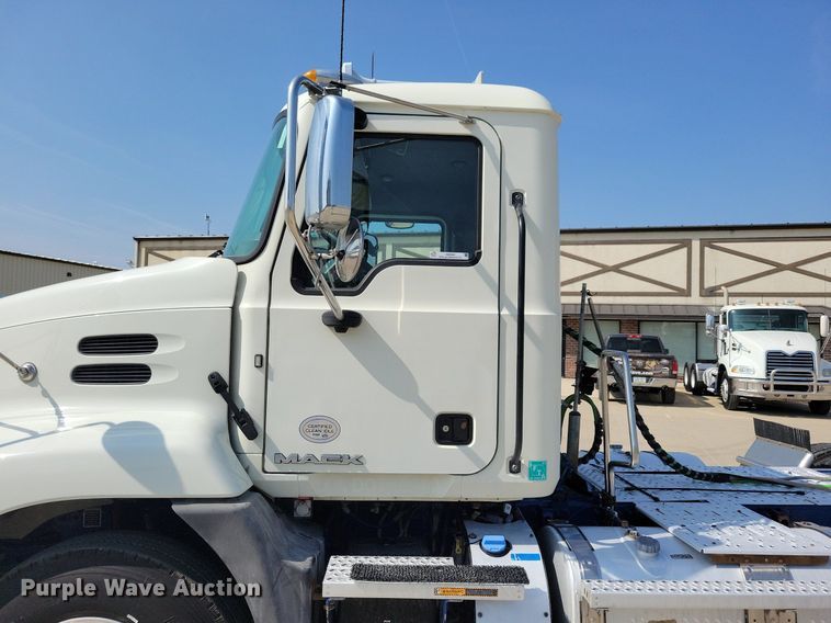 image for item IQ9940 2015 Mack CXU613  semi truck