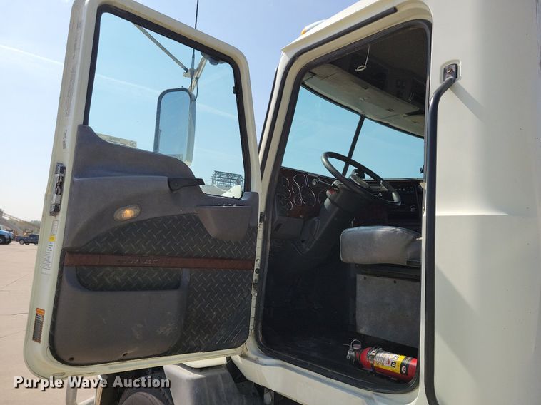 image for item IQ9940 2015 Mack CXU613  semi truck