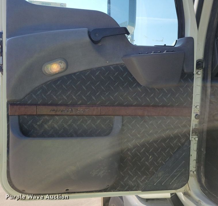 image for item IQ9940 2015 Mack CXU613  semi truck