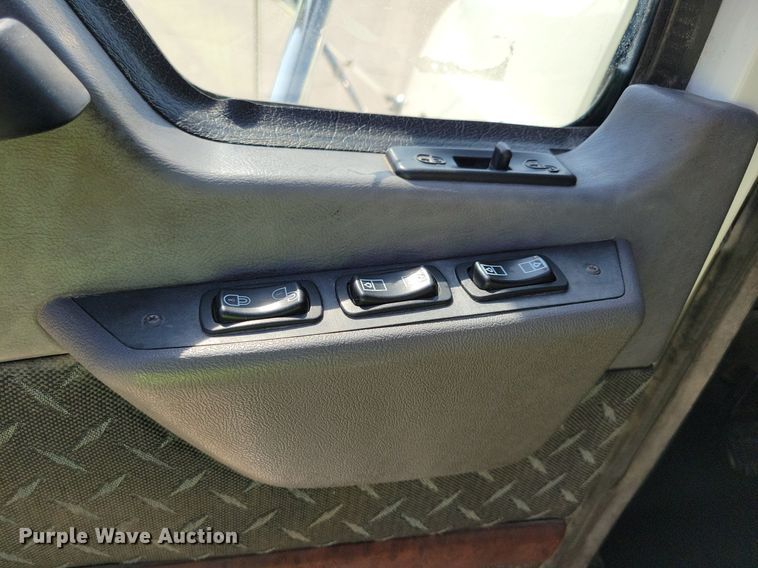 image for item IQ9940 2015 Mack CXU613  semi truck