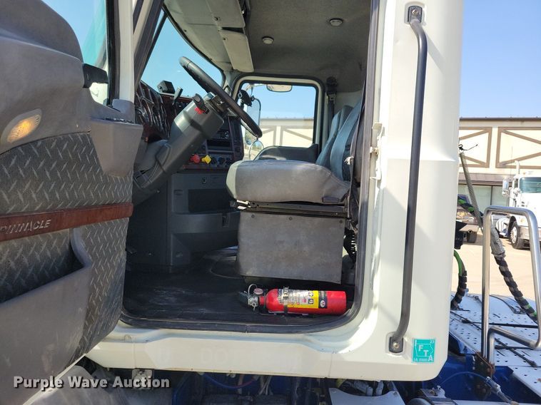 image for item IQ9940 2015 Mack CXU613  semi truck