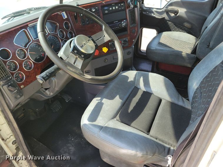 image for item IQ9940 2015 Mack CXU613  semi truck