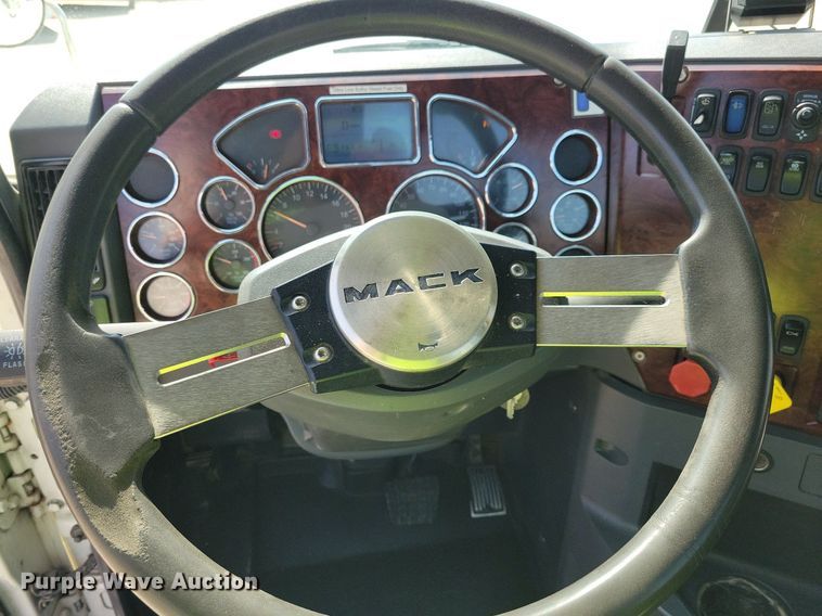 image for item IQ9940 2015 Mack CXU613  semi truck