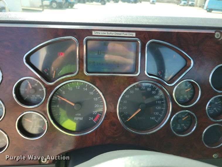 image for item IQ9940 2015 Mack CXU613  semi truck