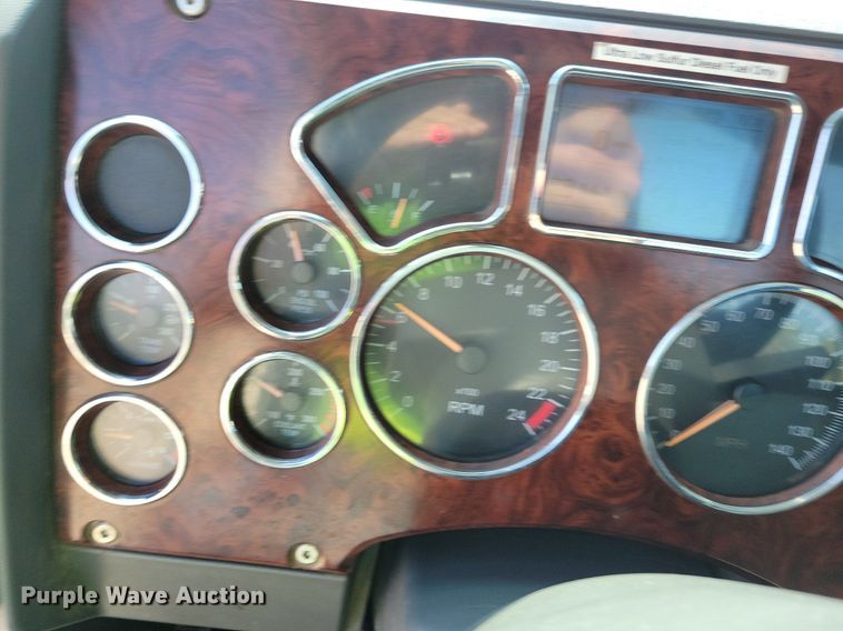 image for item IQ9940 2015 Mack CXU613  semi truck