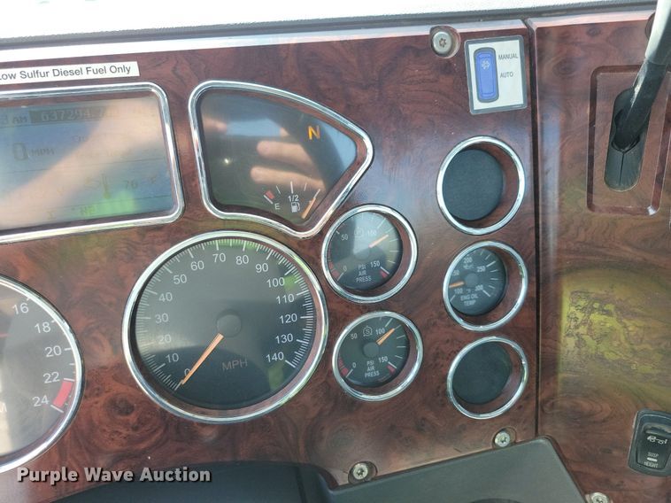 image for item IQ9940 2015 Mack CXU613  semi truck