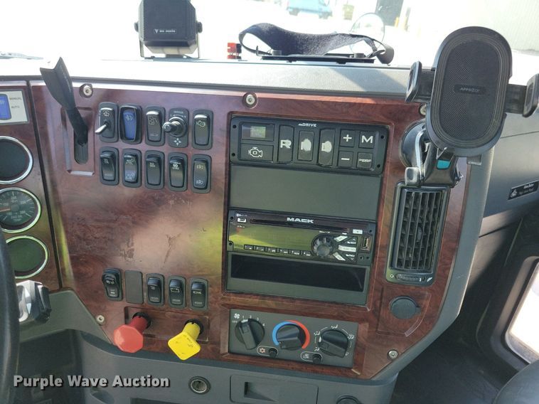 image for item IQ9940 2015 Mack CXU613  semi truck