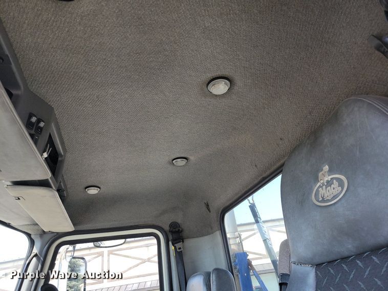 image for item IQ9940 2015 Mack CXU613  semi truck