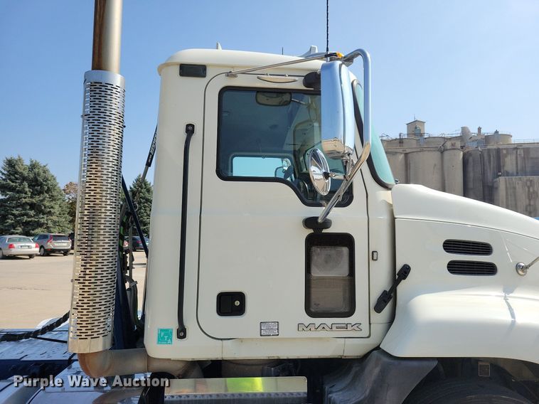 image for item IQ9940 2015 Mack CXU613  semi truck