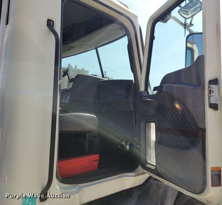 image for item IQ9940 2015 Mack CXU613  semi truck