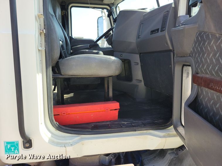 image for item IQ9940 2015 Mack CXU613  semi truck