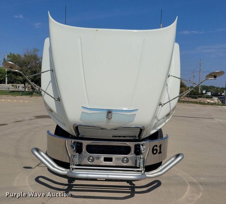 image for item IQ9940 2015 Mack CXU613  semi truck