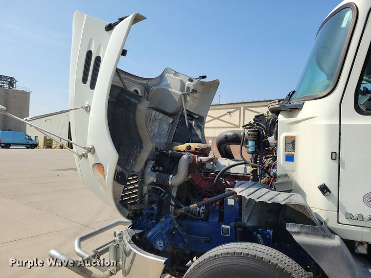 image for item IQ9940 2015 Mack CXU613  semi truck