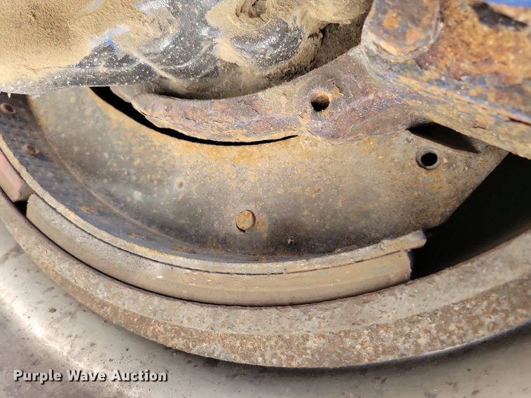 image for item IQ9940 2015 Mack CXU613  semi truck