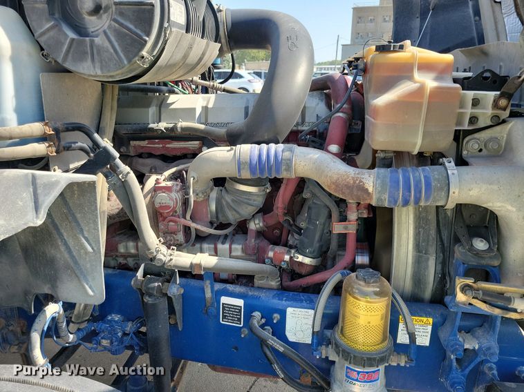 image for item IQ9940 2015 Mack CXU613  semi truck