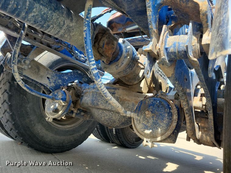 image for item IQ9940 2015 Mack CXU613  semi truck