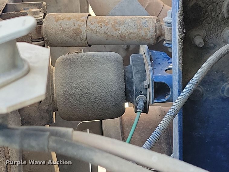 image for item IQ9940 2015 Mack CXU613  semi truck