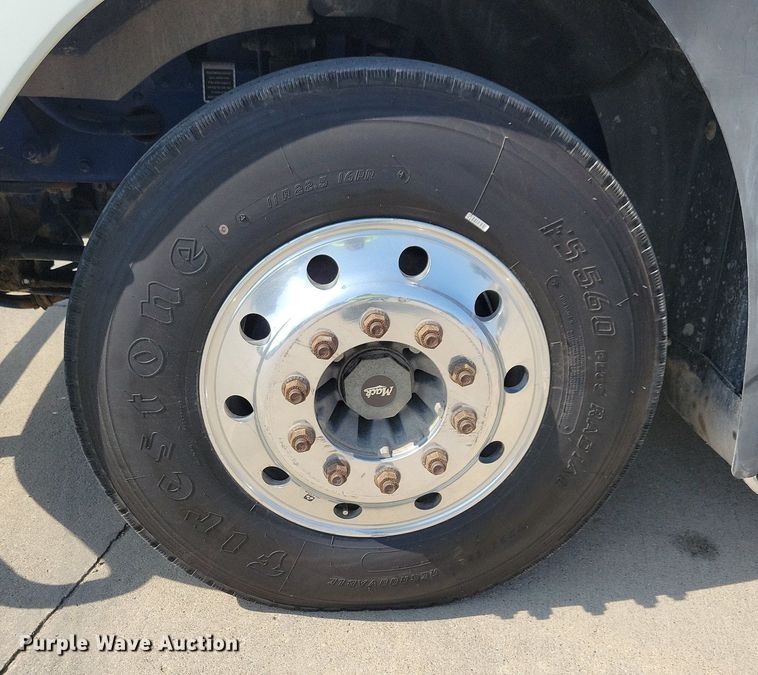 image for item IQ9940 2015 Mack CXU613  semi truck