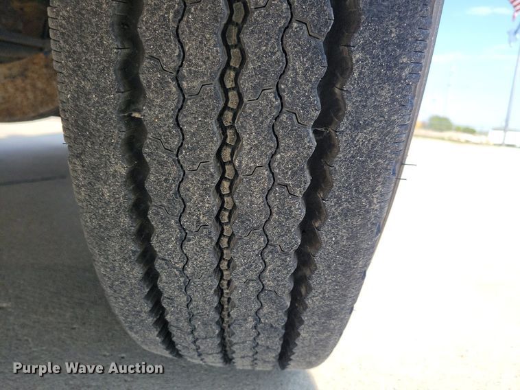 image for item IQ9940 2015 Mack CXU613  semi truck