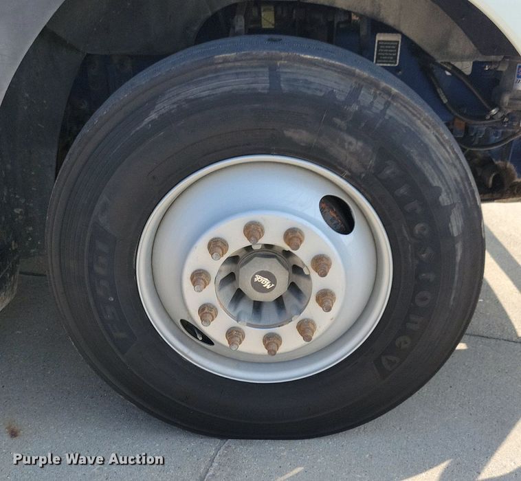 image for item IQ9940 2015 Mack CXU613  semi truck