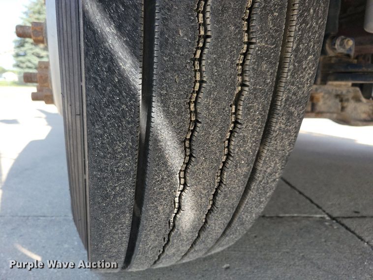 image for item IQ9940 2015 Mack CXU613  semi truck