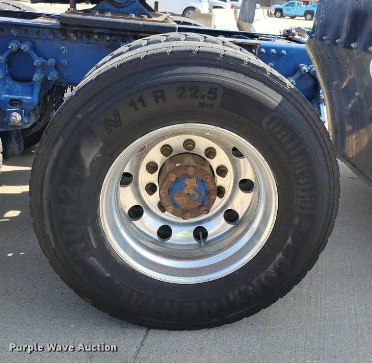 image for item IQ9940 2015 Mack CXU613  semi truck