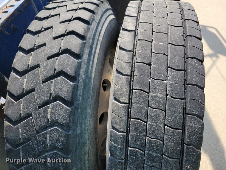 image for item IQ9940 2015 Mack CXU613  semi truck