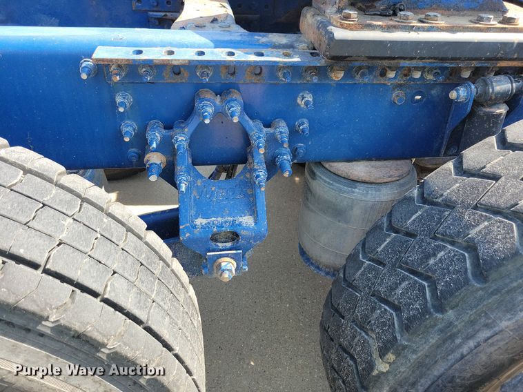 image for item IQ9940 2015 Mack CXU613  semi truck