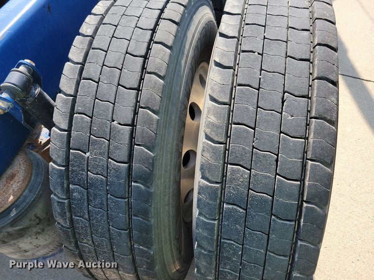 image for item IQ9940 2015 Mack CXU613  semi truck