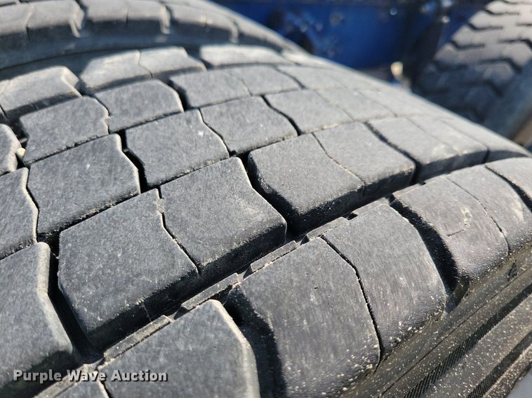 image for item IQ9940 2015 Mack CXU613  semi truck