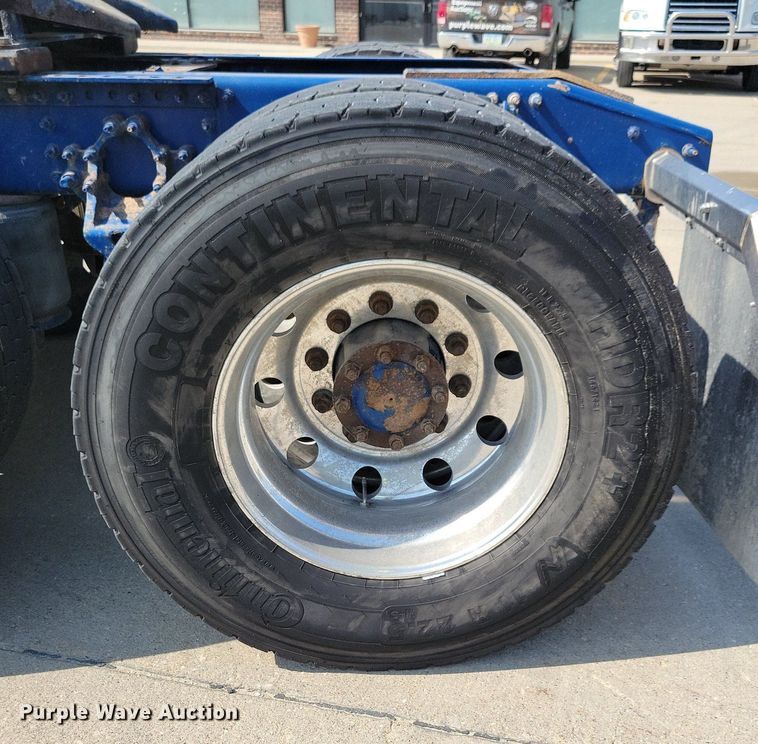 image for item IQ9940 2015 Mack CXU613  semi truck