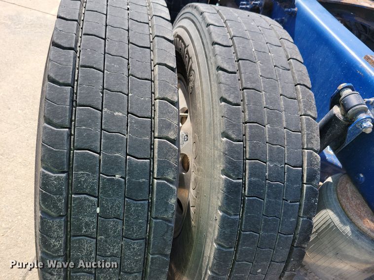 image for item IQ9940 2015 Mack CXU613  semi truck