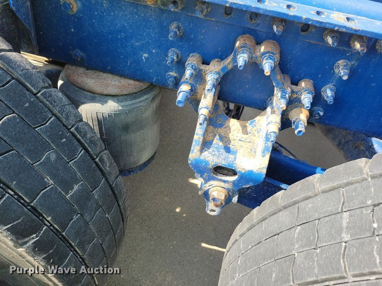 image for item IQ9940 2015 Mack CXU613  semi truck