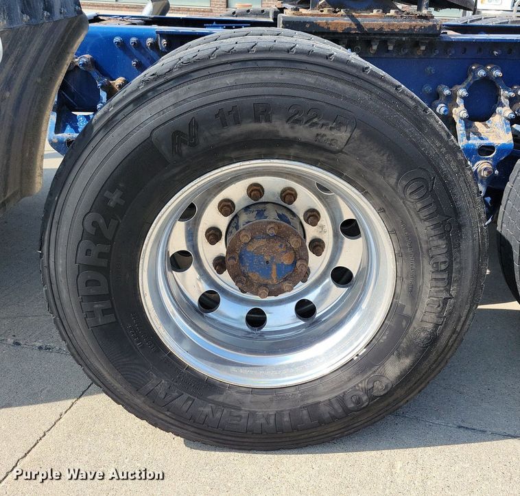 image for item IQ9940 2015 Mack CXU613  semi truck