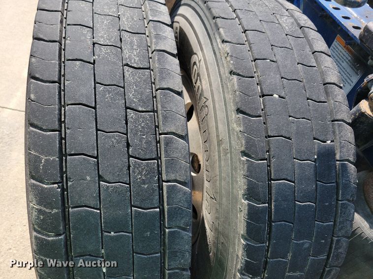 image for item IQ9940 2015 Mack CXU613  semi truck