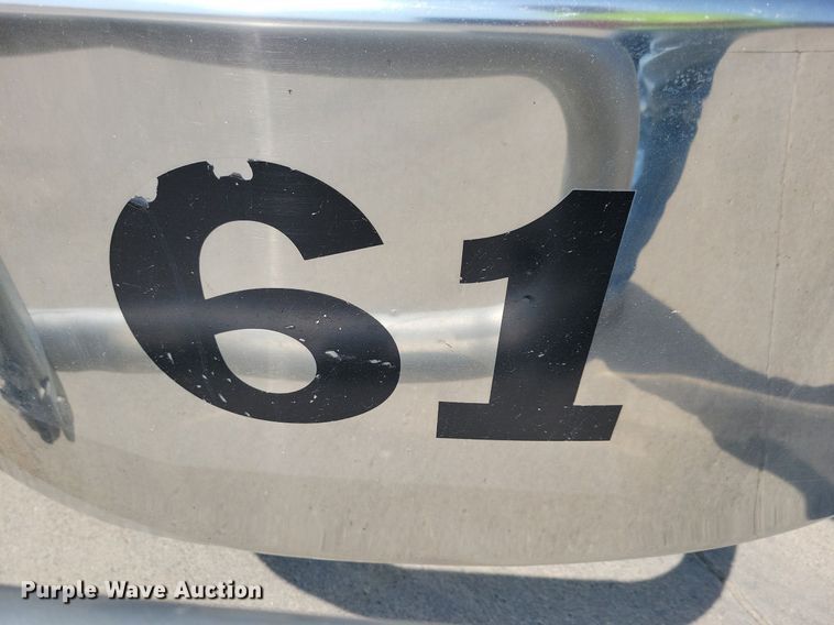 image for item IQ9940 2015 Mack CXU613  semi truck